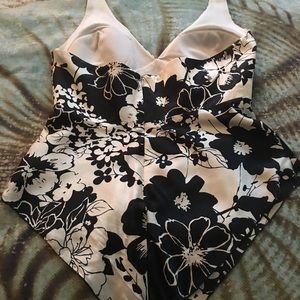 Black and white house Tops - Beautiful black and white strapless blouse Black and white house Tops - Beautiful black and white strapless blouse